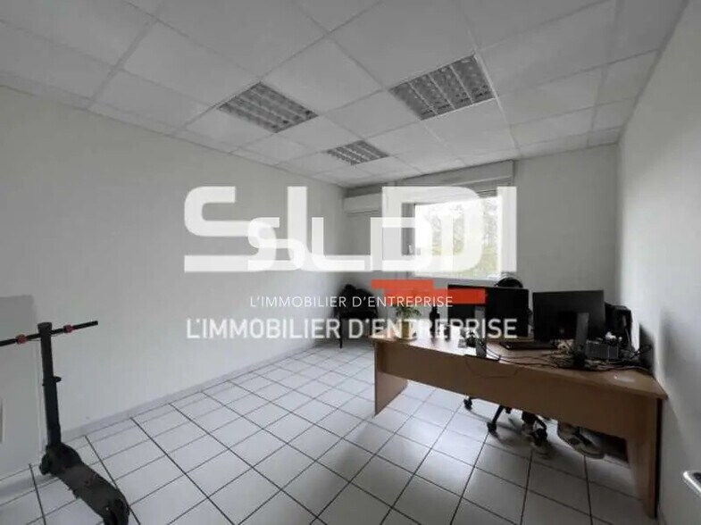 Flex in Vénissieux for lease - Interior Photo - Image 3 of 8