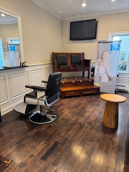 123 Wolfs Ln, Pelham, NY for sale - Interior Photo - Image 3 of 7