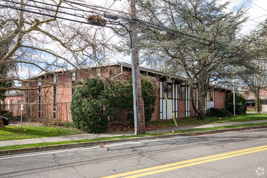 11 Collins Ave, Sayville, NY for lease - Primary Photo - Image 1 of 38