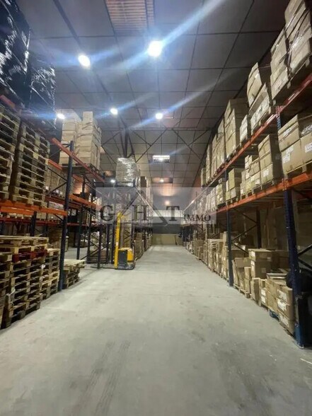 Industrial in Argenteuil for sale - Interior Photo - Image 1 of 11