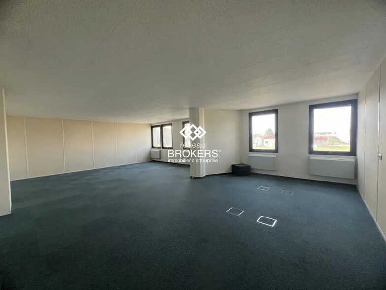 Office in Saclay for lease - Interior Photo - Image 3 of 9