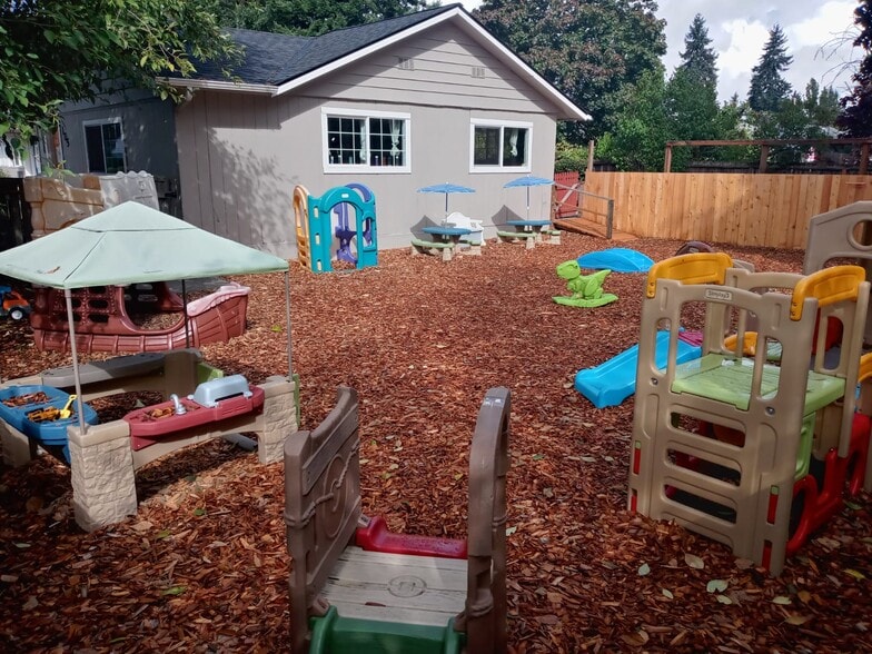 105 NE 193rd St, Shoreline, WA for lease - Building Photo - Image 3 of 11