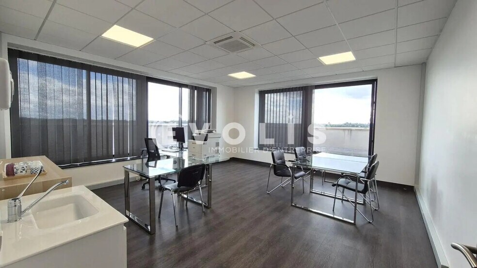 Office in Jossigny for lease - Interior Photo - Image 2 of 13