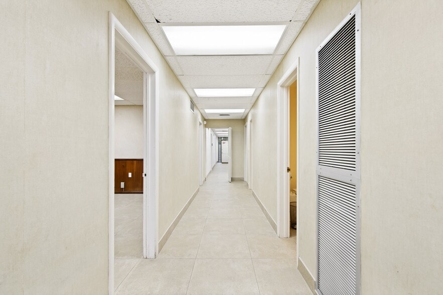 3067-3071 E Commercial Blvd, Fort Lauderdale, FL for lease - Interior Photo - Image 2 of 6