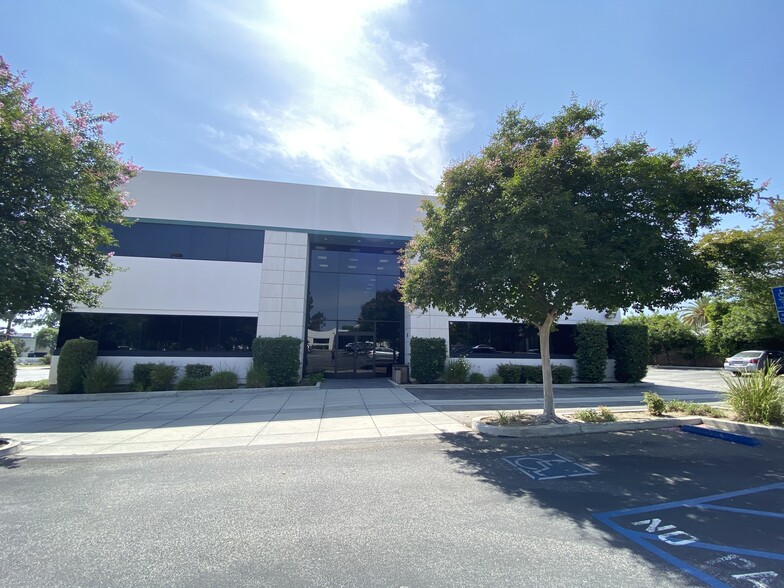 201 E Huntington Dr, Monrovia, CA for lease - Building Photo - Image 1 of 15