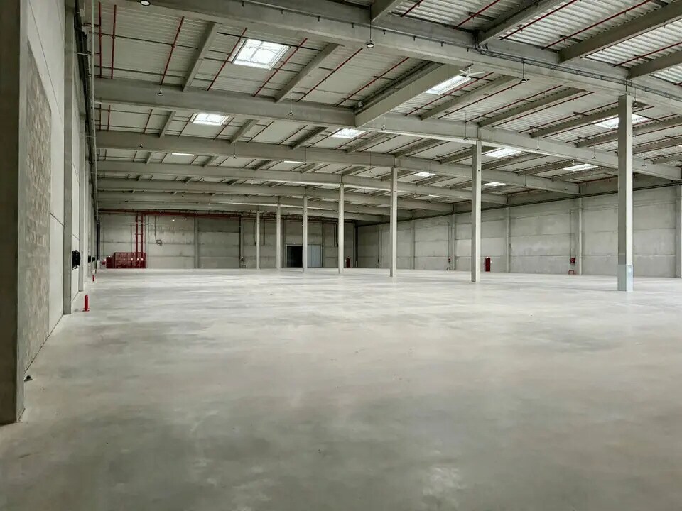 Location Entrepôt 5 784 m² - Photo 1