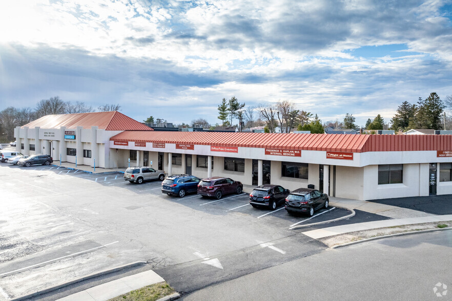 700-760 Old Country Rd, Plainview, NY for sale - Building Photo - Image 3 of 7