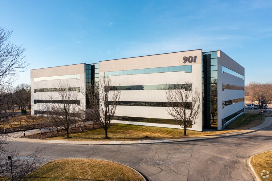 901 Tower Dr, Troy, MI for lease - Building Photo - Image 2 of 21