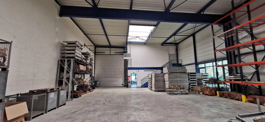Location Entrepôt 1 202 m² - Photo 1