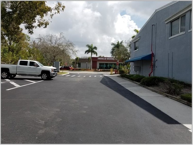 3570-3590 Bayshore Dr, Naples, FL for lease - Building Photo - Image 3 of 9