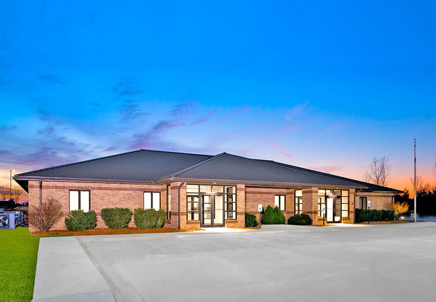 1217 Biltmore Dr, Lawrence, KS for sale - Primary Photo - Image 1 of 1