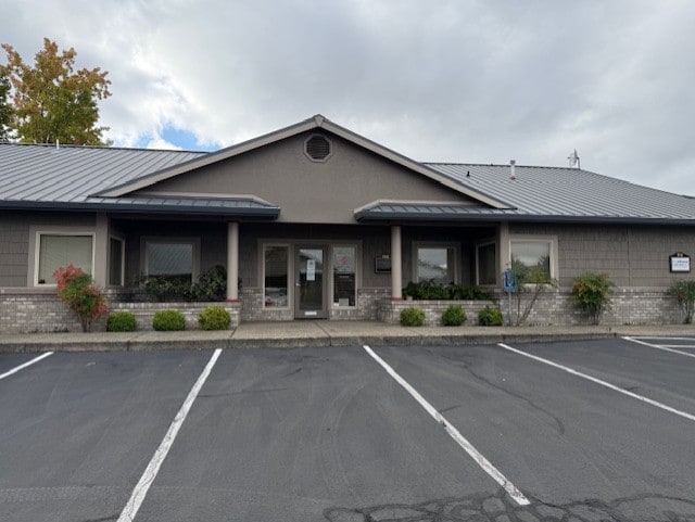 935 Town Centre Dr, Medford, OR for lease - Primary Photo - Image 1 of 18
