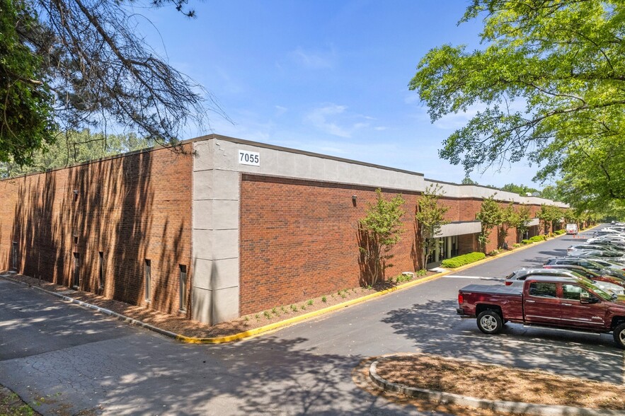 7055 Amwiler Industrial Dr, Peachtree Corners, GA for lease - Primary Photo - Image 1 of 6