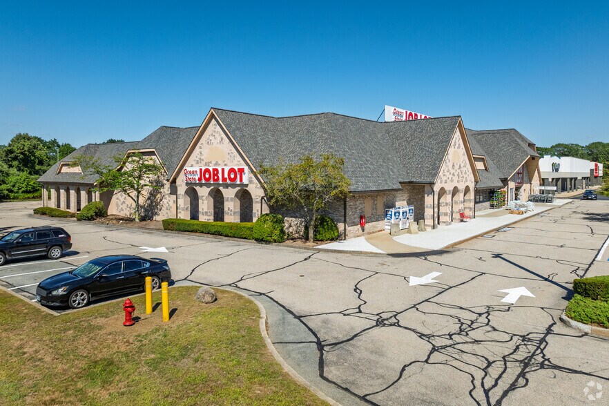 300 Quaker Ln, Warwick, RI for sale - Primary Photo - Image 1 of 1