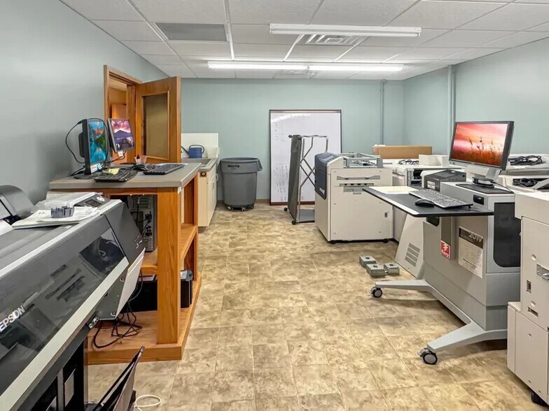 601 Jewett St, Marshall, MN for sale - Interior Photo - Image 2 of 31