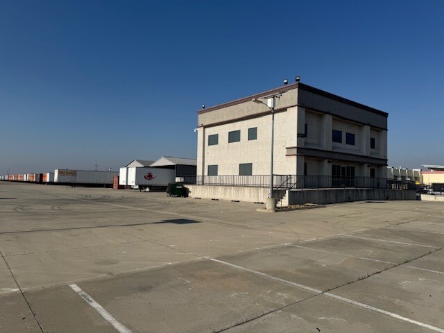 2733 S Airport Way, Stockton, CA for lease - Primary Photo - Image 1 of 17