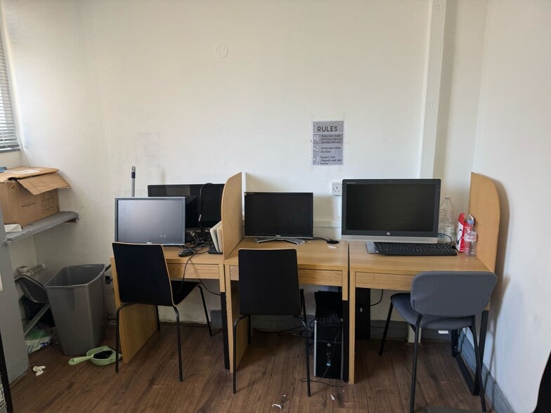 10-17 Woodford Av, Ilford for lease - Building Photo - Image 2 of 4