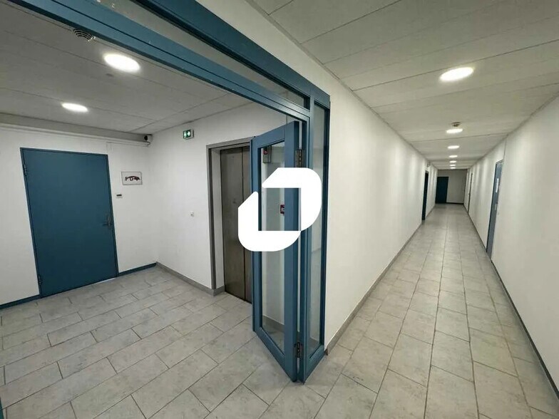 Office in Thiais for lease - Building Photo - Image 2 of 12