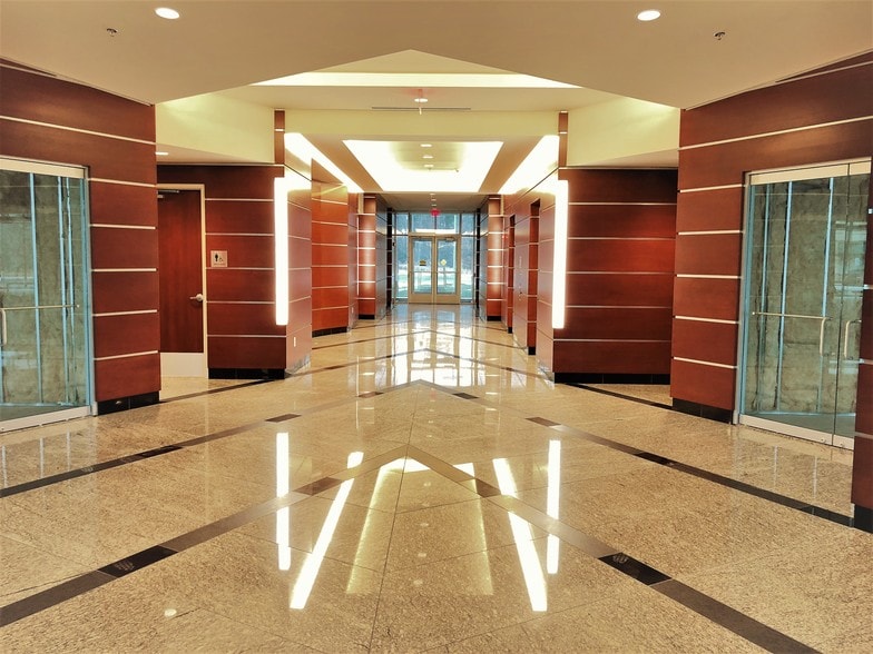 5010 Regency Pl, White Plains, MD for lease - Lobby - Image 2 of 11