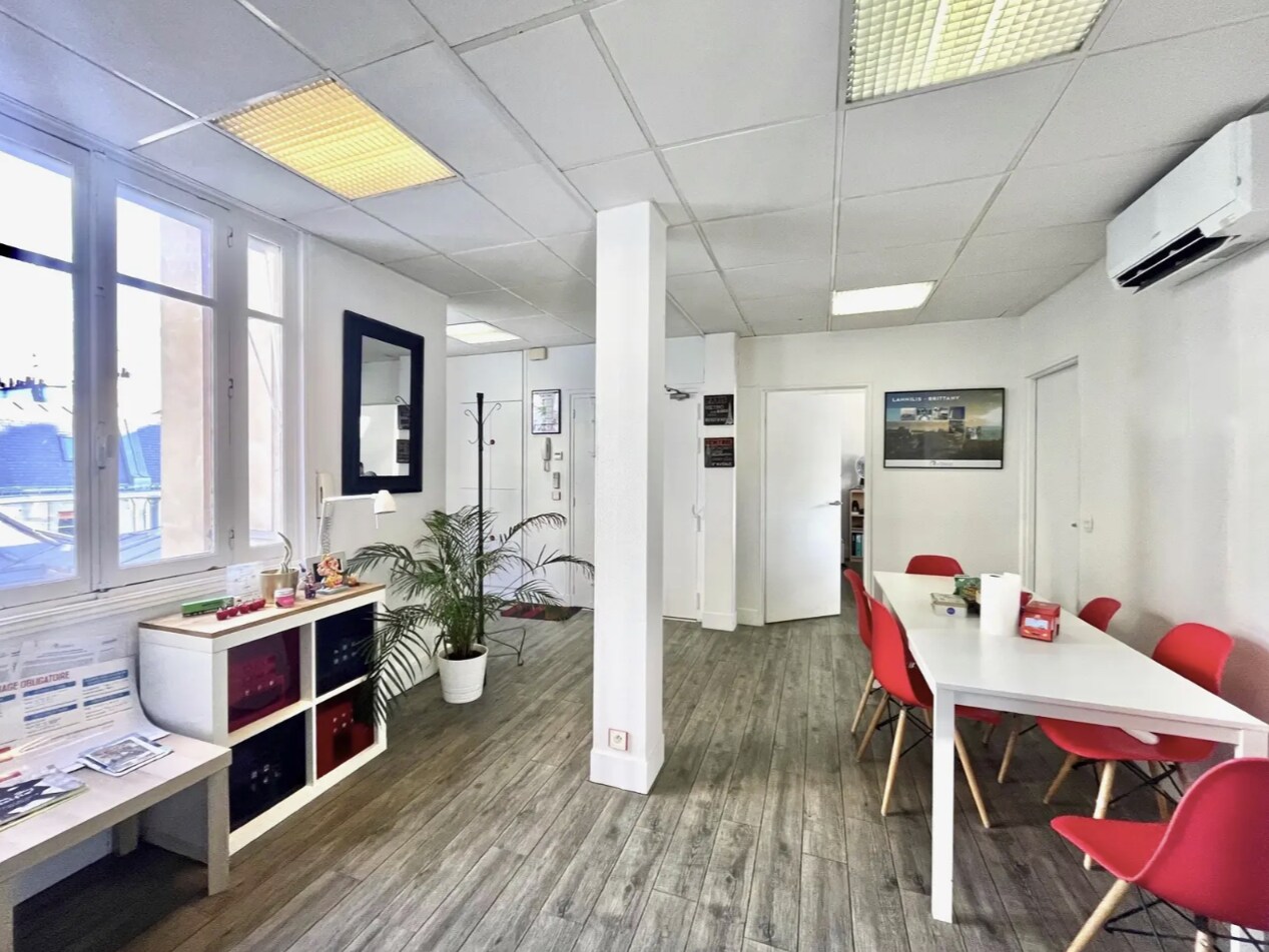 Office in Paris for lease Interior Photo- Image 1 of 4