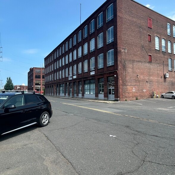 208 Race St, Holyoke, MA for sale - Building Photo - Image 2 of 10