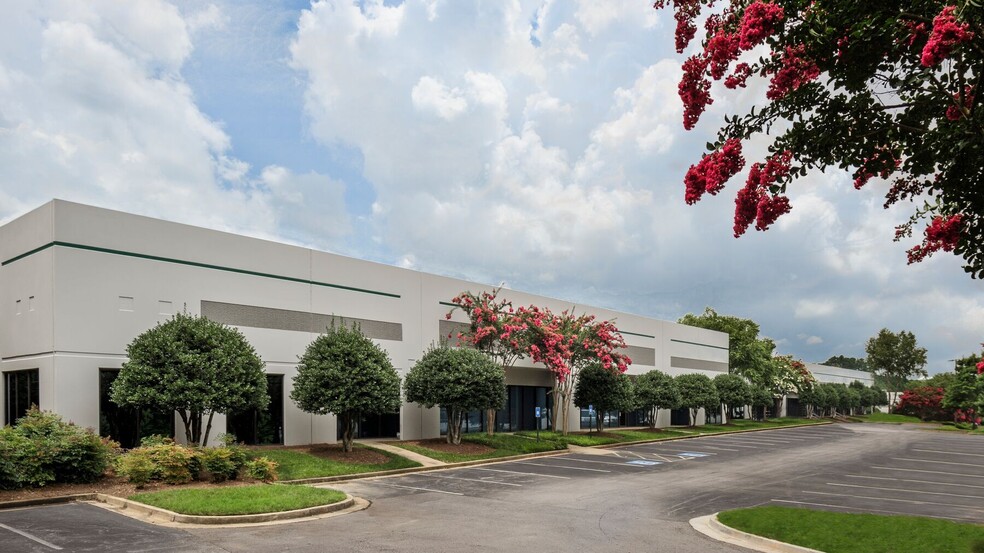 560 Atlanta S Pky, College Park, GA for lease - Building Photo - Image 1 of 28