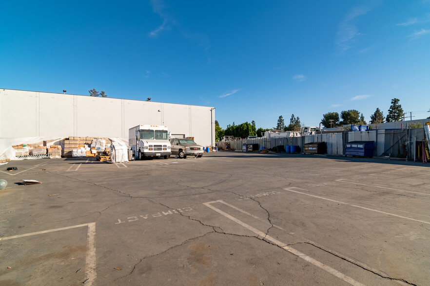 8321 De Celis Pl, North Hills, CA for lease - Building Photo - Image 3 of 10