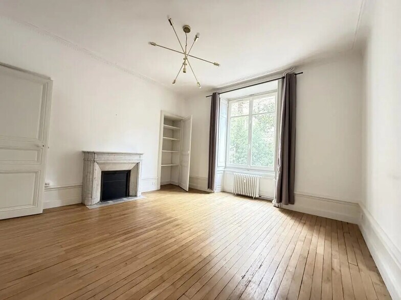 Office in Nantes for lease - Building Photo - Image 2 of 6