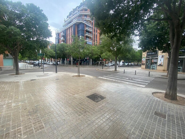 Retail in València for sale - Building Photo - Image 1 of 17