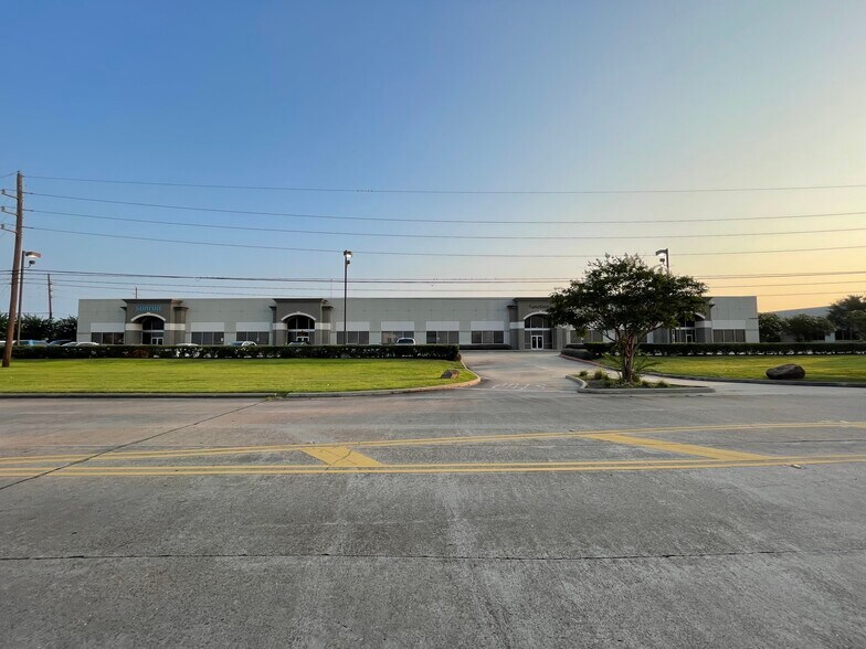 12560 Reed Rd, Sugar Land, TX for lease - Building Photo - Image 3 of 14