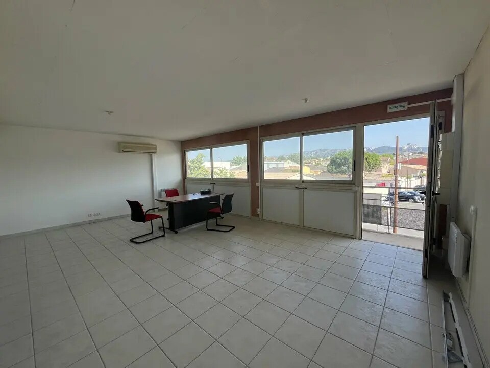 Office in Saint-Rémy-de-Provence for lease Interior Photo- Image 1 of 5