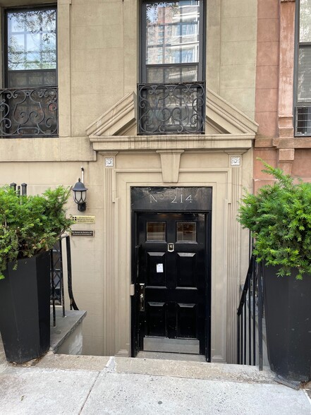 214 E 70th St, New York, NY for sale - Building Photo - Image 3 of 6