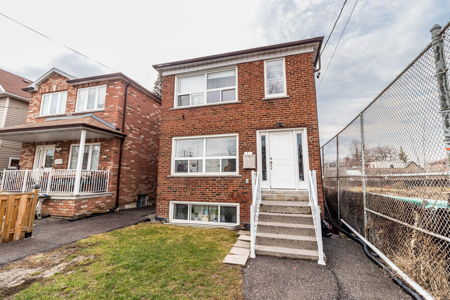 11 Dennis Av, Toronto, ON for sale - Primary Photo - Image 1 of 6