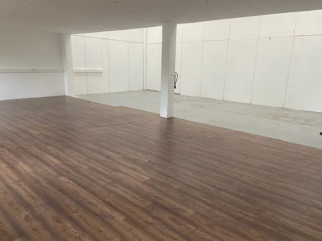 Flex in Dardilly for lease - Interior Photo - Image 3 of 6