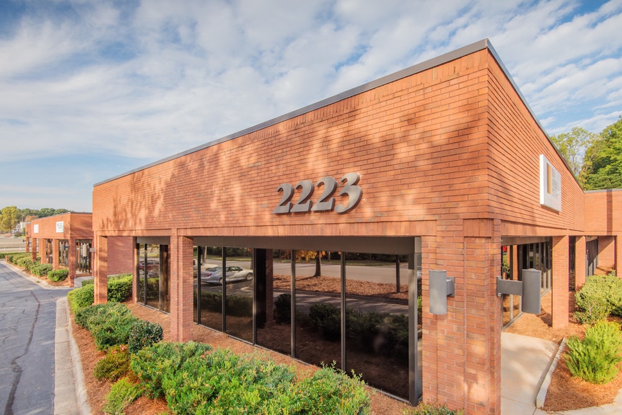 2211 Executive St, Charlotte, NC for lease - Building Photo - Image 3 of 7