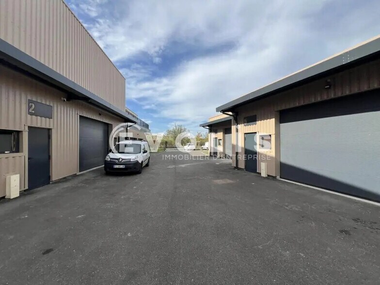 Flex in Saint-Priest for lease - Building Photo - Image 2 of 6