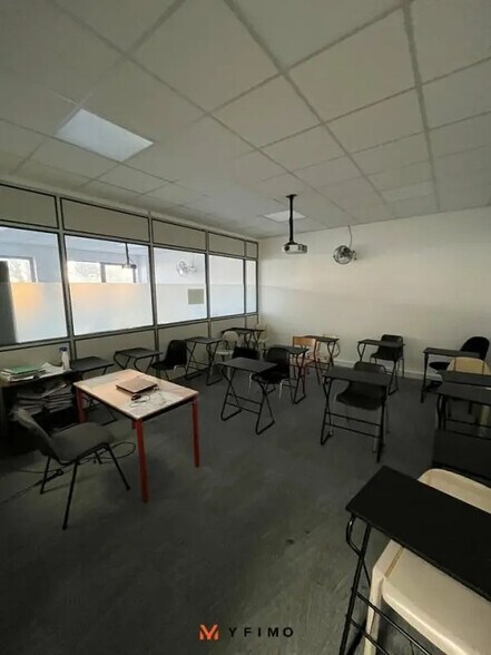 Flex in Poissy for lease - Interior Photo - Image 2 of 6