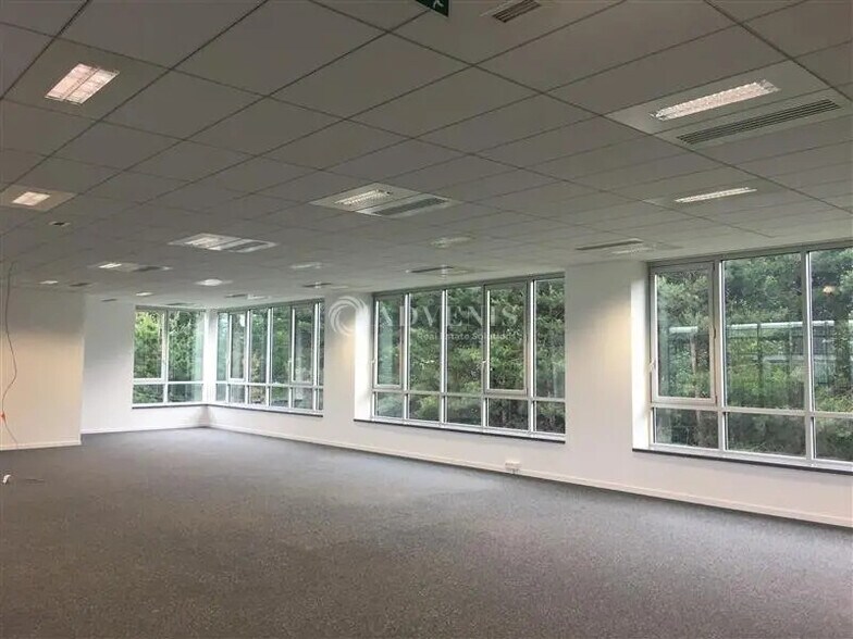 Office in Voisins-le-Bretonneux for lease - Interior Photo - Image 2 of 3