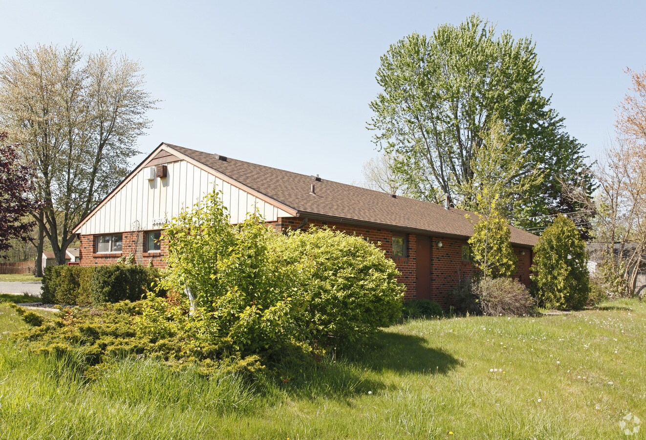 33608 Palmer Rd, Westland, MI 48186