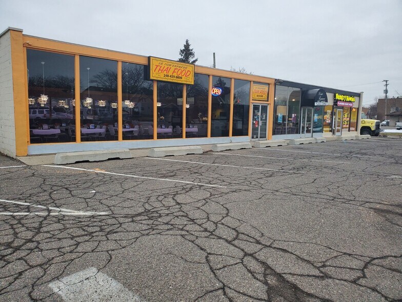 449479 W 14 Mile Rd, Clawson, MI 48017