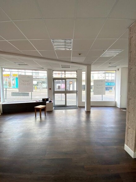 35 The Triangle, Bournemouth for lease - Interior Photo - Image 3 of 13