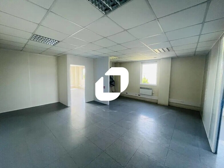 Office in Meaux for lease - Interior Photo - Image 2 of 10