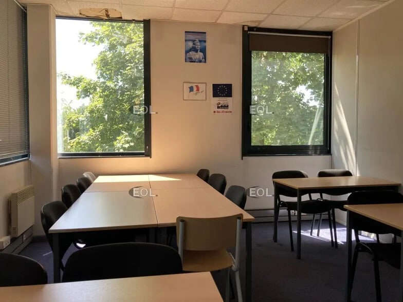 Office in Créteil for lease - Interior Photo - Image 3 of 6