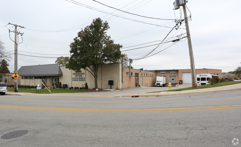 100 Bridge St, Wheaton, IL for lease - Building Photo - Image 1 of 5