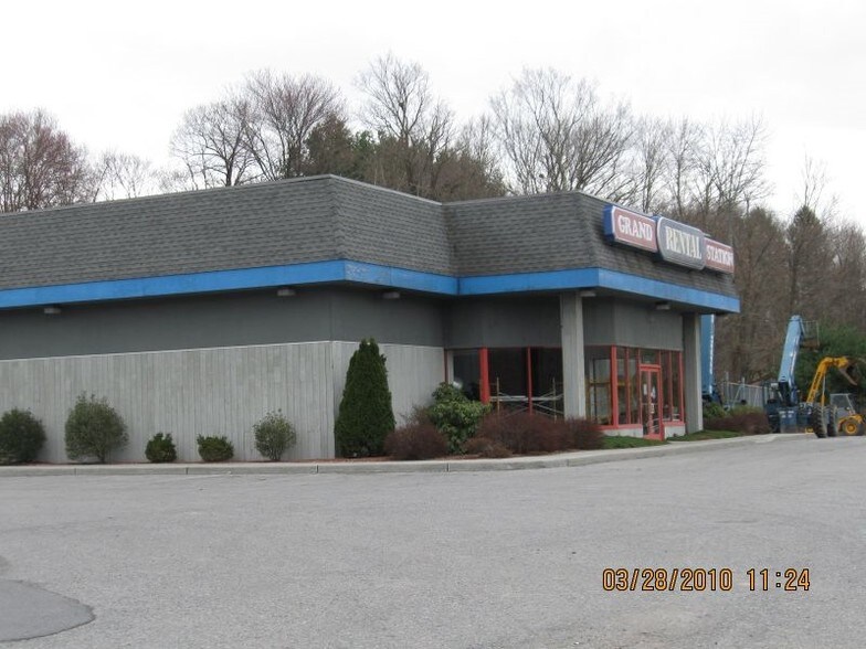 100 Salt Point Tpke, Poughkeepsie, NY for sale - Primary Photo - Image 1 of 1