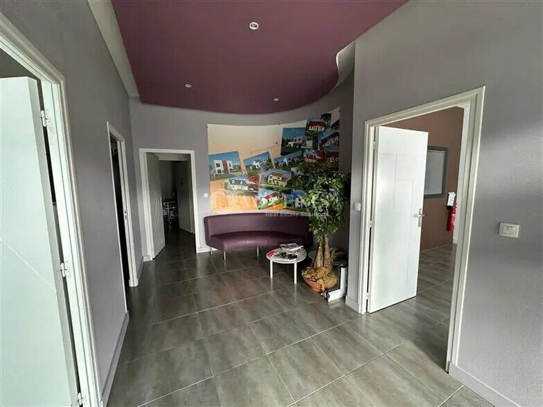 Retail in Fleury-les-Aubrais for lease - Building Photo - Image 2 of 8