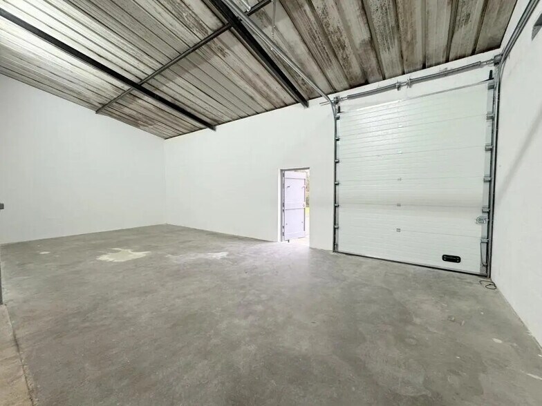 Flex in Eaubonne for lease - Interior Photo - Image 3 of 11