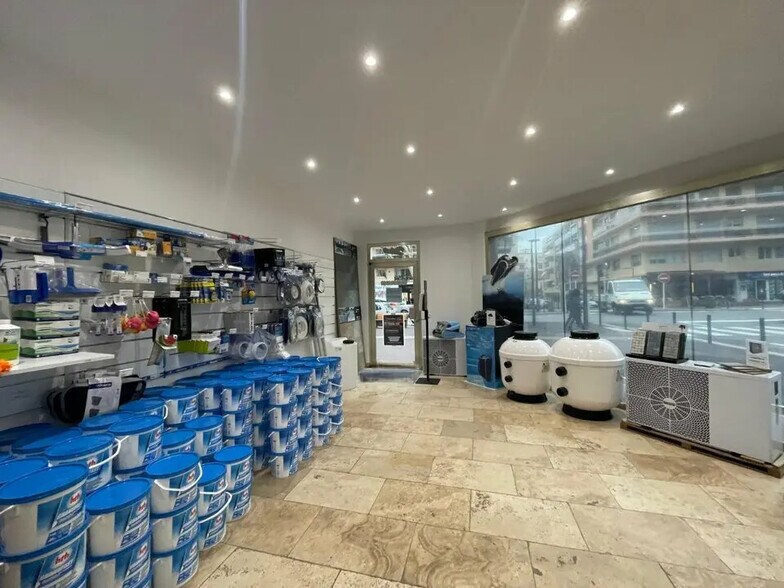 Retail in Antibes for lease - Building Photo - Image 1 of 6