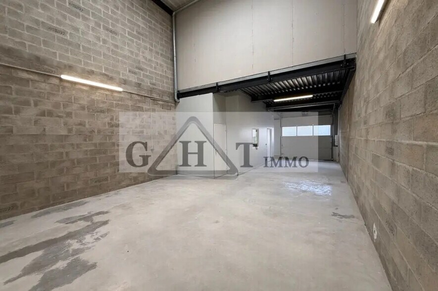 Industrial in Saint-Pierre-du-Perray for lease - Interior Photo - Image 1 of 3