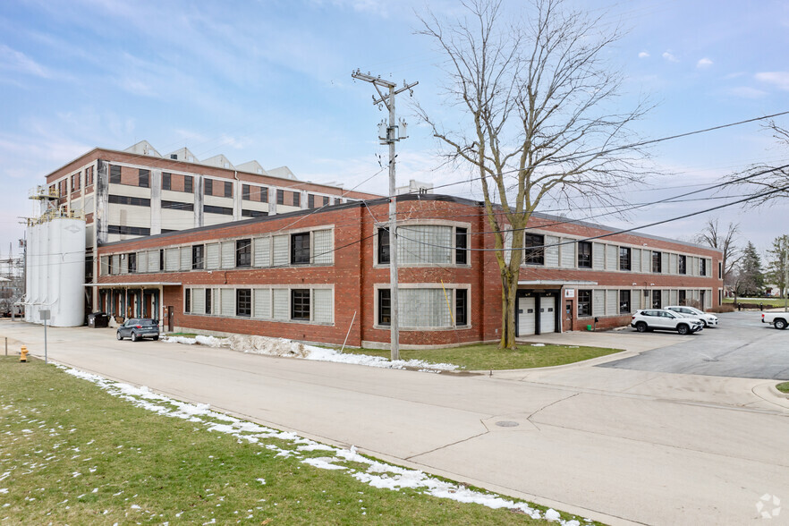 120 E Clark St, Freeport, IL for lease - Building Photo - Image 2 of 9